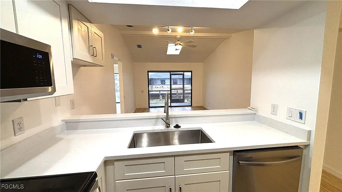 2 bed, 2.0 bath, 939 sqft, $1,690 — Photo 4
