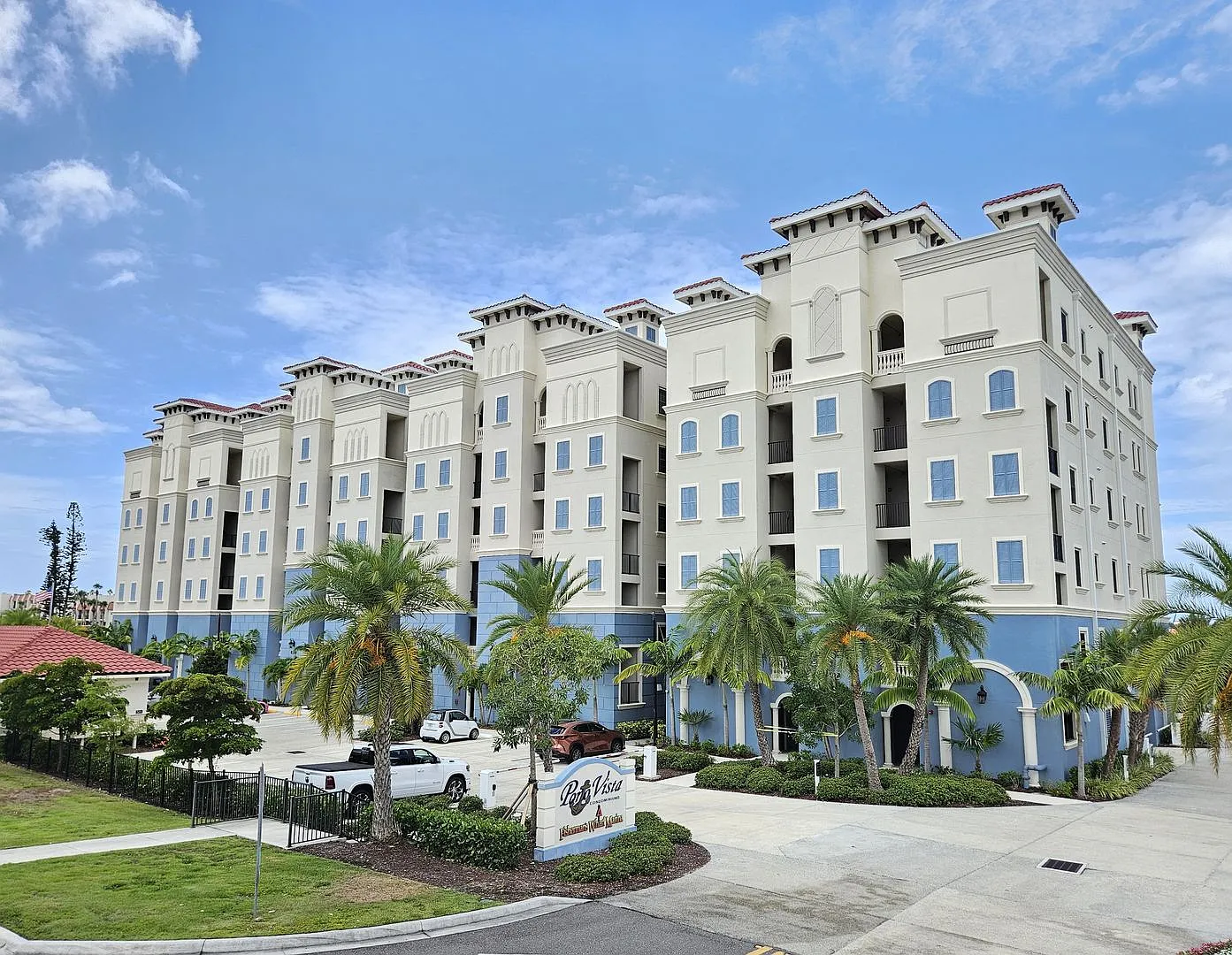 Annual Furnished or Seasonal Short-Term 3 Bedroom 2 Bathroom Luxury Condo on Venice Island! — Photo 1
