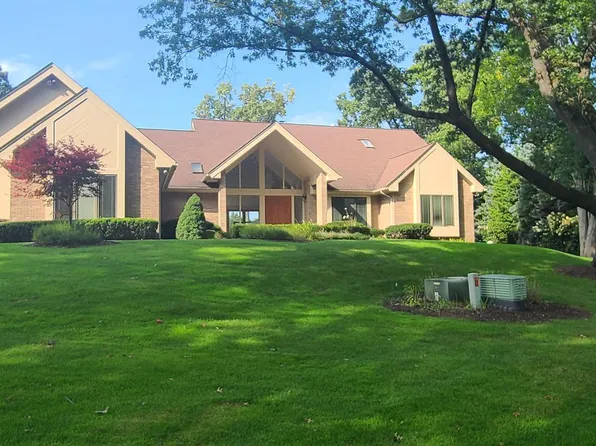 8740 Oak Beach Dr, Commerce Township, MI 48382