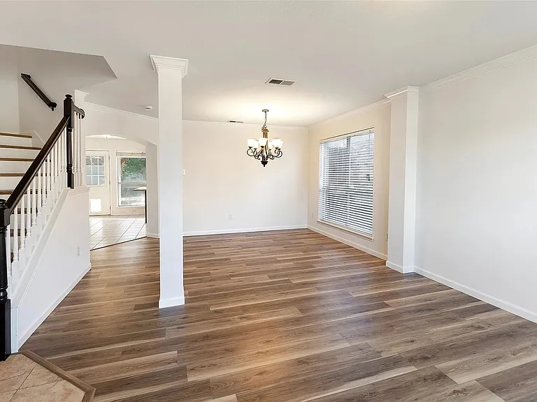 813 Silverbrook Dr — Photo 4