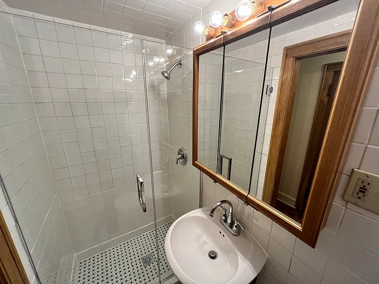 2738 N Pine Grove Ave — Photo 21