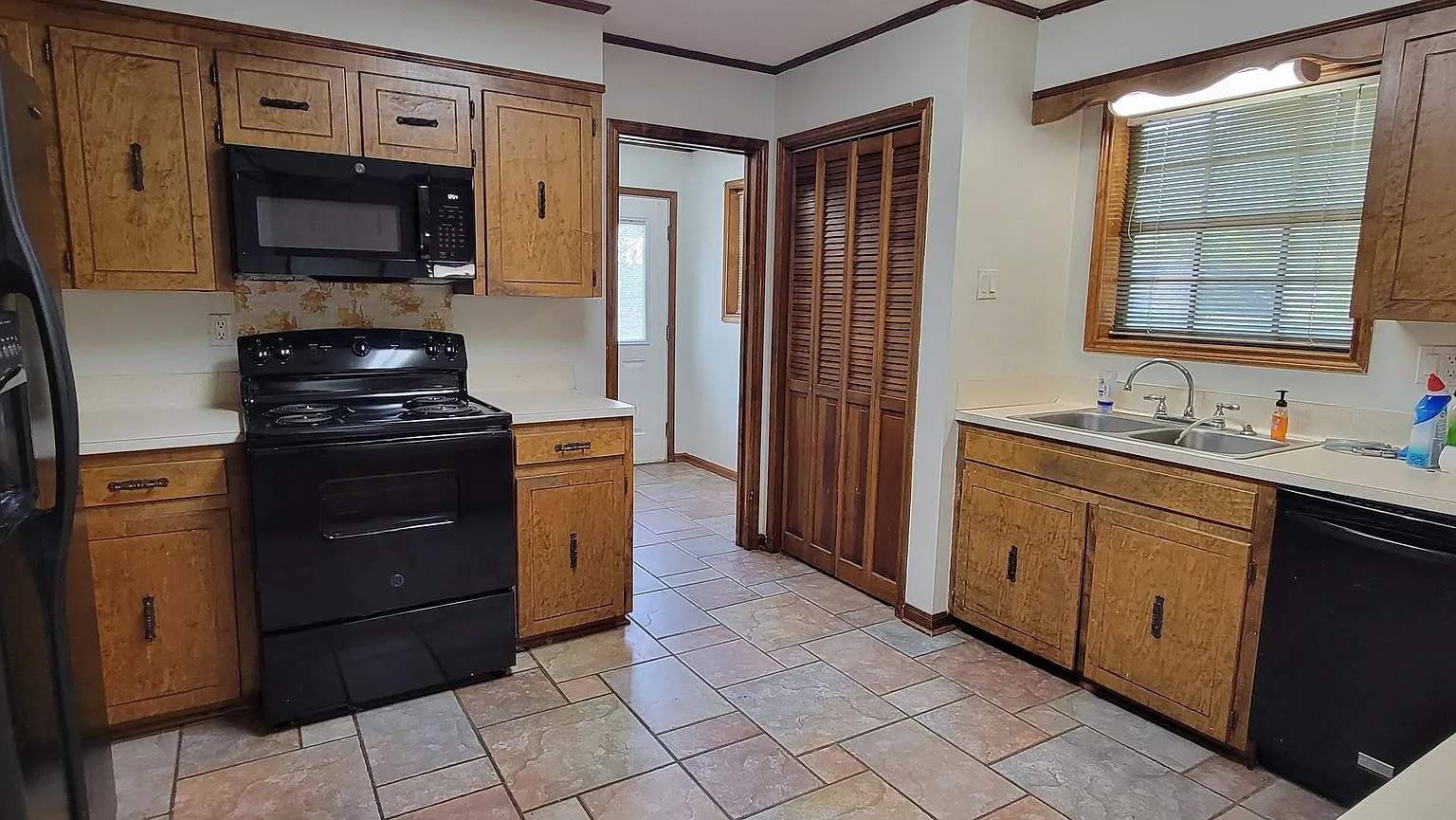 Home on 1 acre — Photo 3