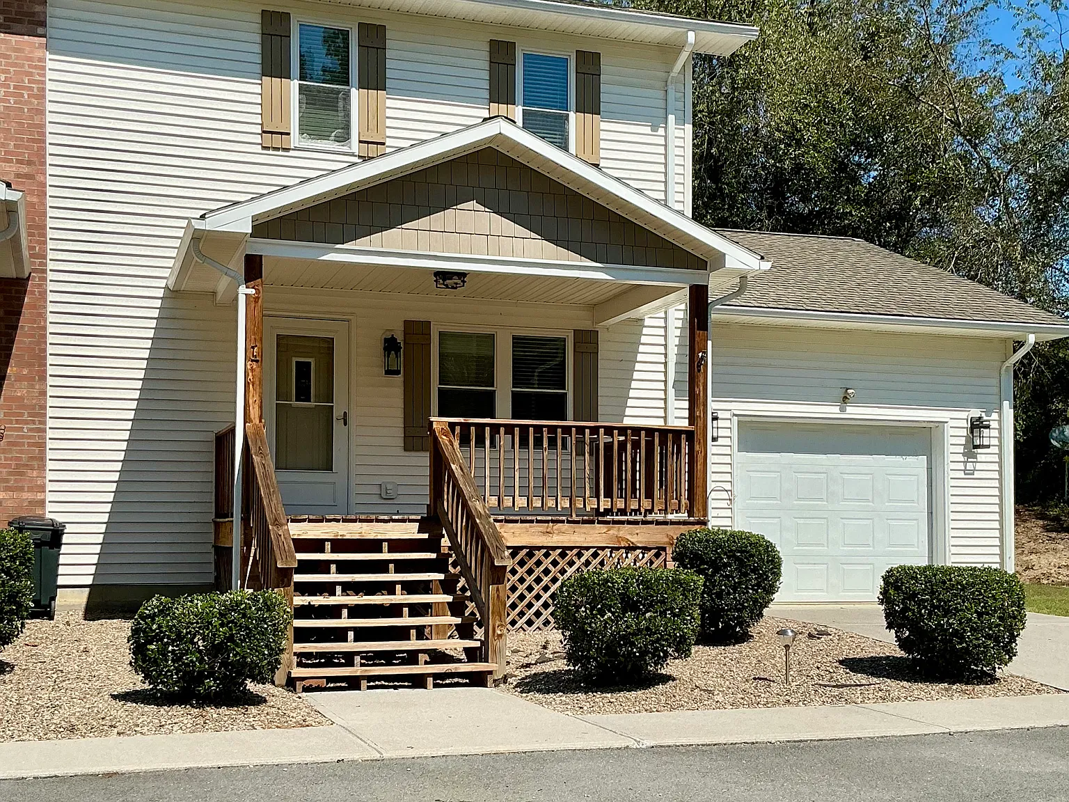 2 bed, 1.5 bath, 1200 sqft, $1,050 — Photo 1