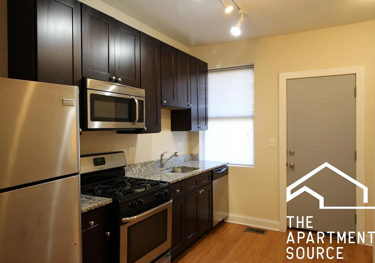 3216 W Argyle St — Photo 1