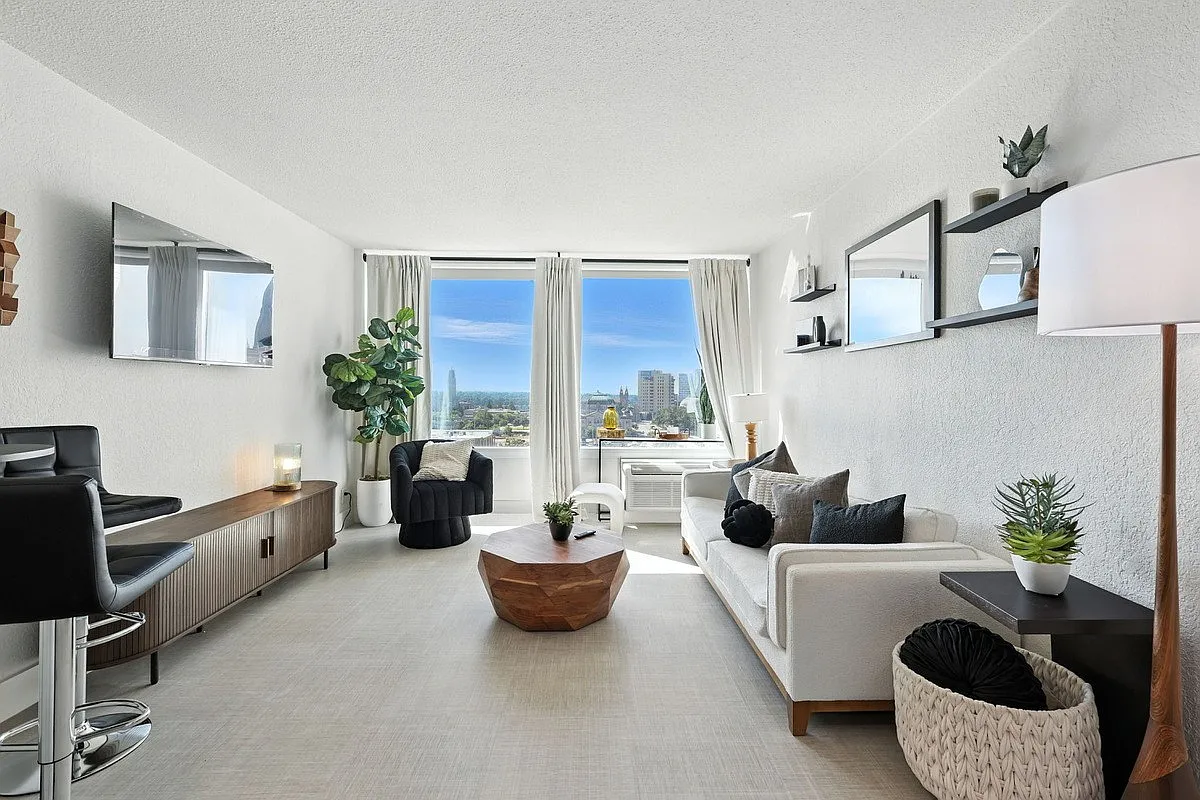 West 7th Apartments — Photo 2