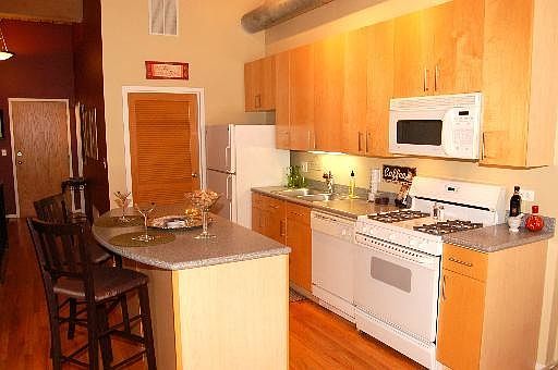 3rd image of 2333 W Saint Paul Ave APT 205