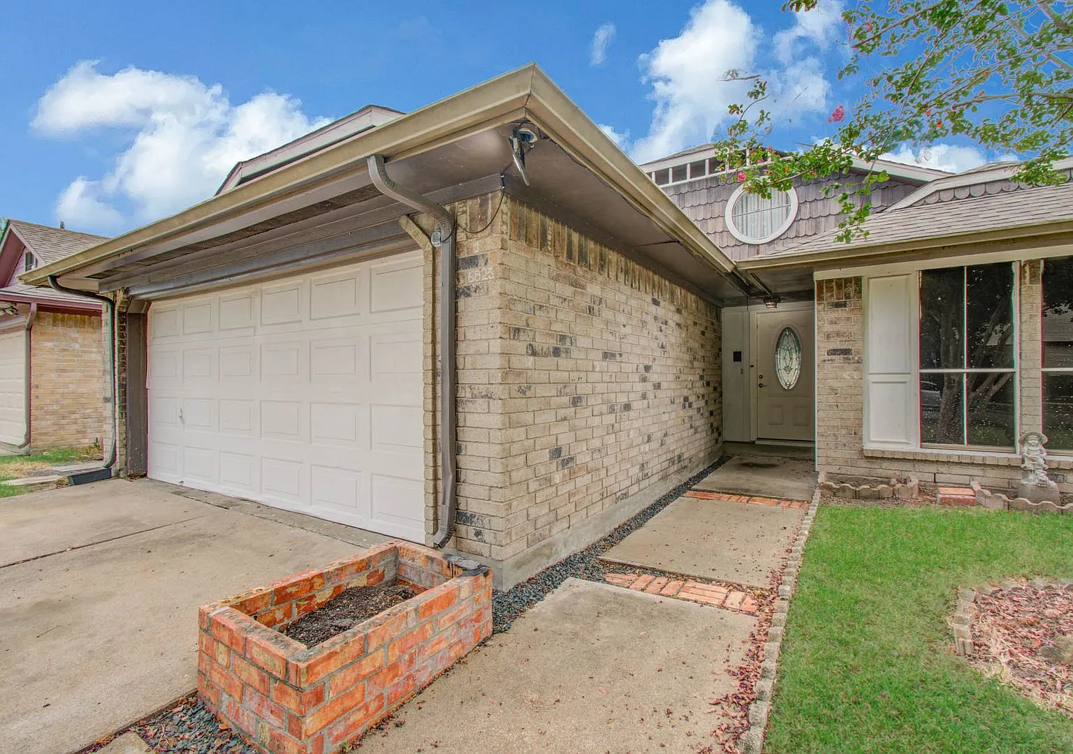 Move-In Ready 3BR Home Near Dining, Shopping & Major Highways — Photo 4