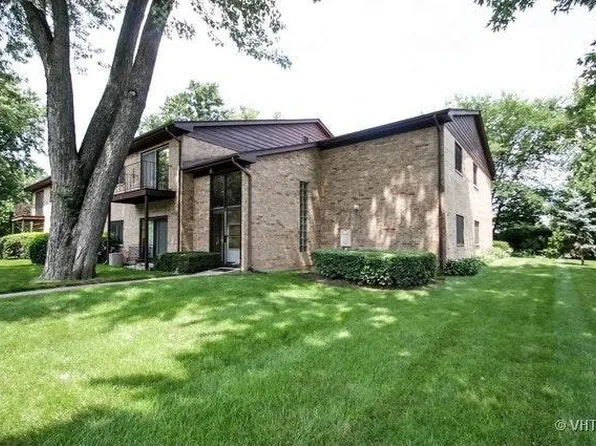 1615 N Milwaukee Ave APT 8A, Libertyville, IL 60048