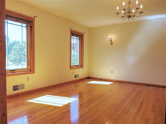 5th image of 21 Alden Glen Dr