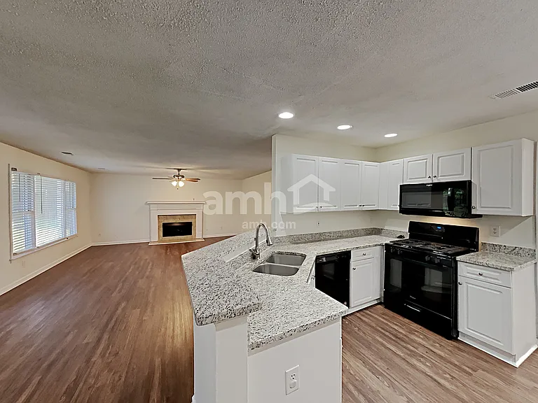 1121 Lauren Way NW — Photo 3