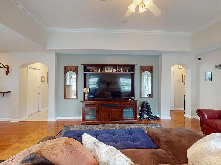 629 Linden Ln — Photo 9
