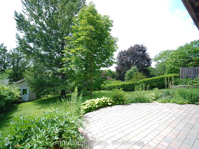 480 Elizabeth St — Photo 6