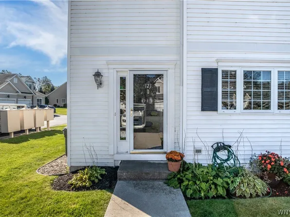 121 Slate Bottom Dr, Depew, NY 14043