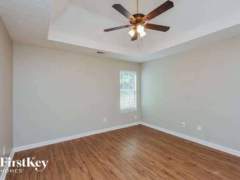 220 Lakefront Dr — Photo 7