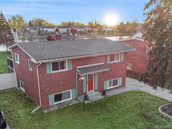 29958 Young Dr, Gibraltar, MI 48173