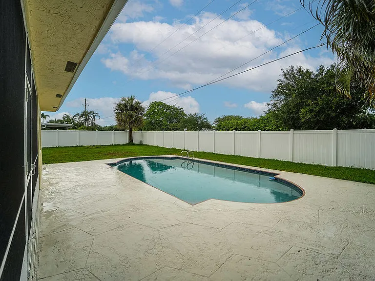 433 SW 27th Ave — Photo 16