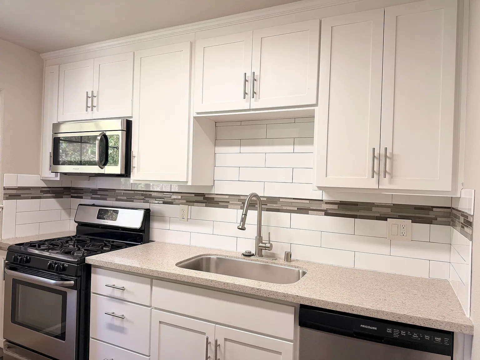 4175 Broadway — Photo 2