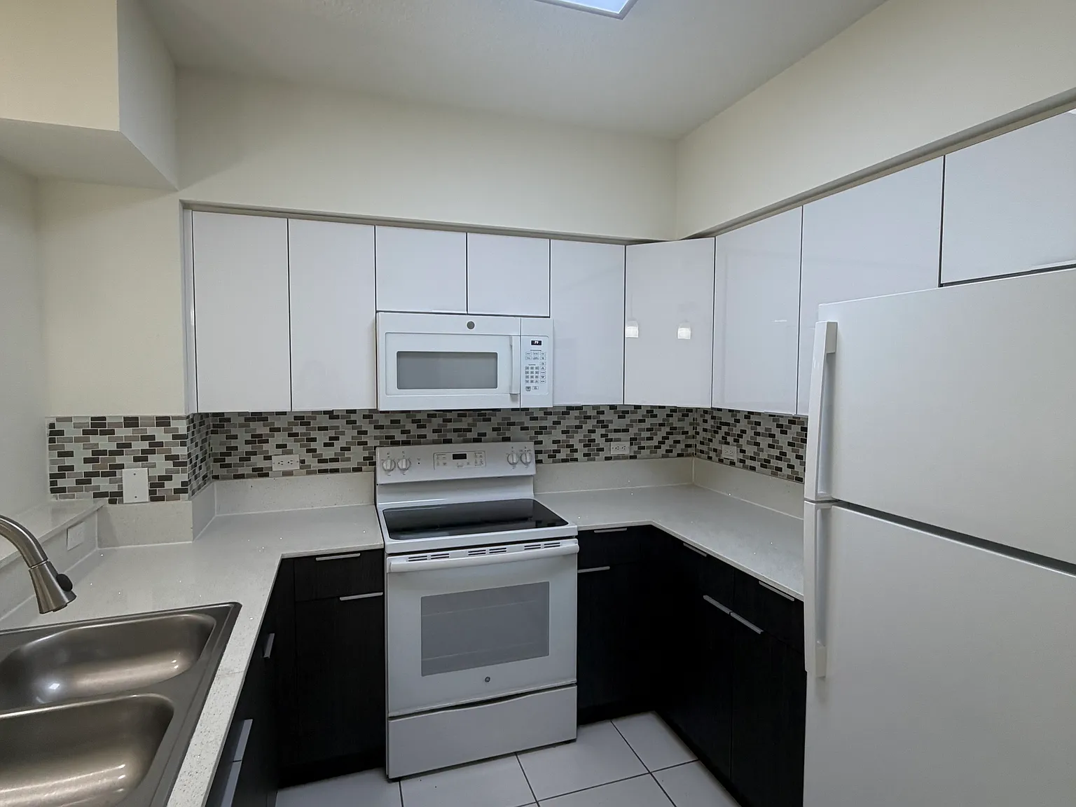 2 bed, 980 sqft, $2,180 — Photo 1