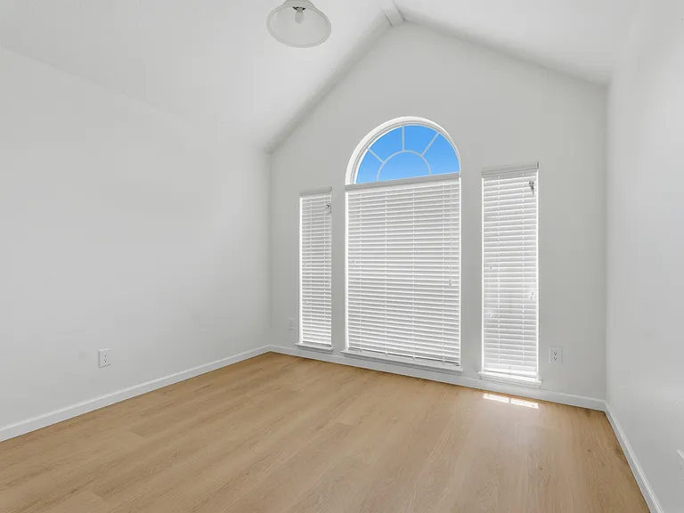 2201 Woodglen Dr — Photo 18