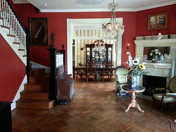 Formal Foyer / Dining Room