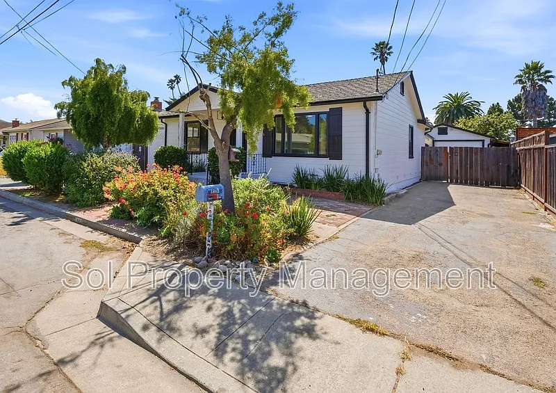 2 bed, 1.0 bath, 956 sqft, $4,500 — Photo 2
