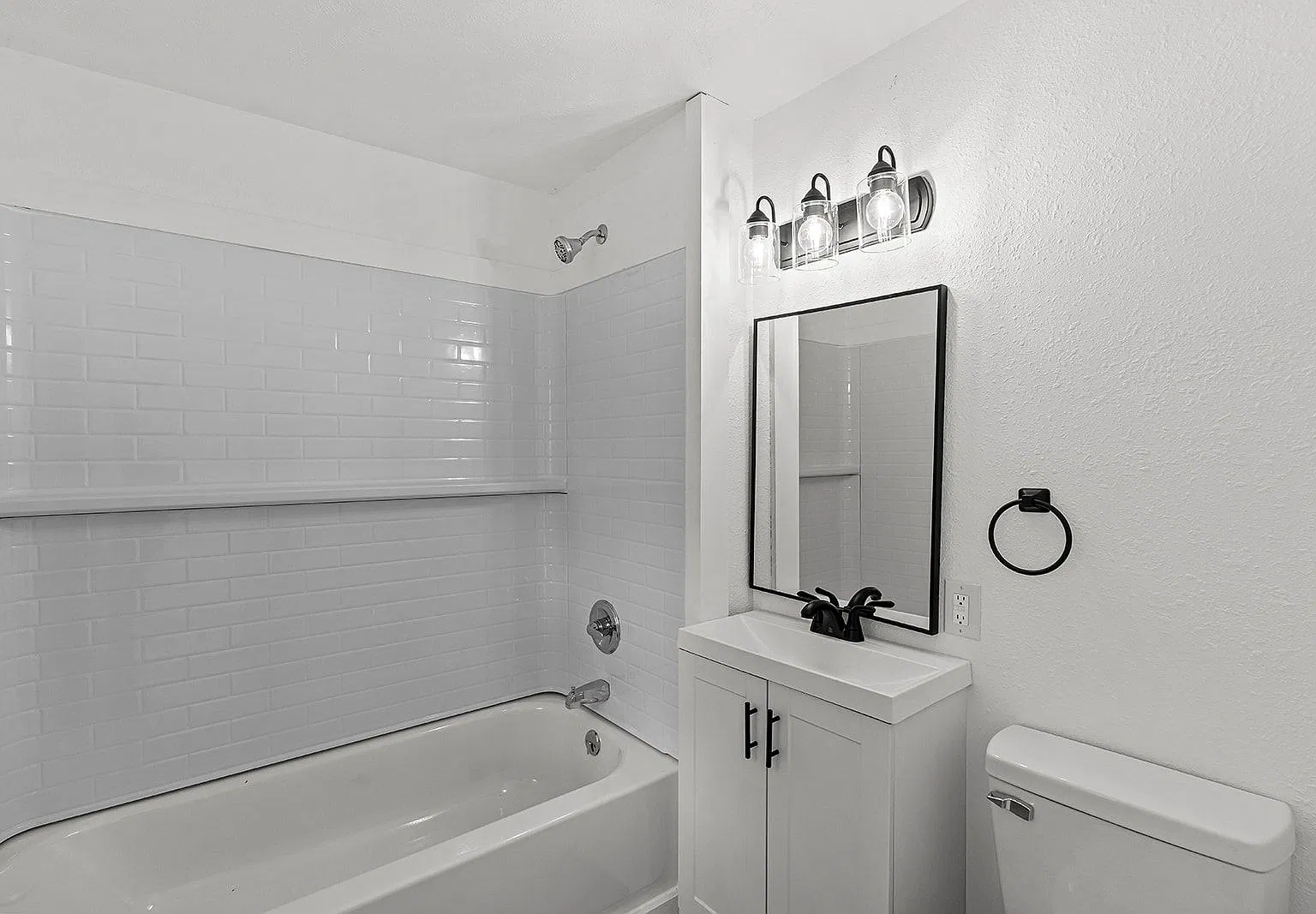 Remodeled home in a quiet neighborhood — Photo 3
