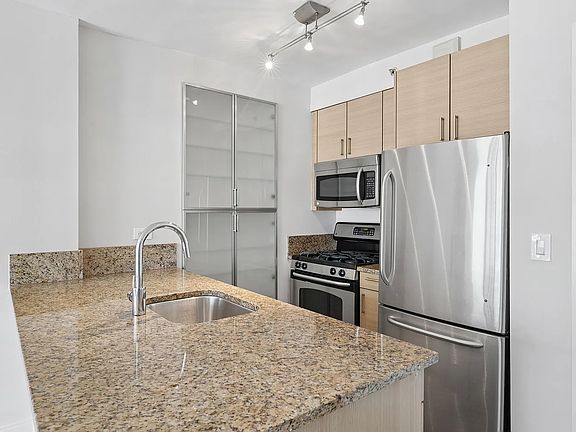 4th image of 125 W 31st St APT 21C