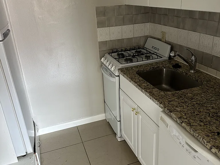 231 N Logan St — Photo 4
