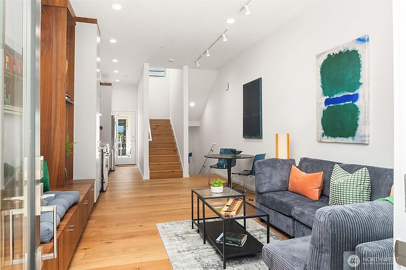 4th image of 633 13th Avenue E