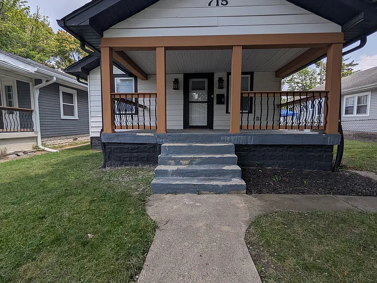 715 N Bosart Ave — Photo 1