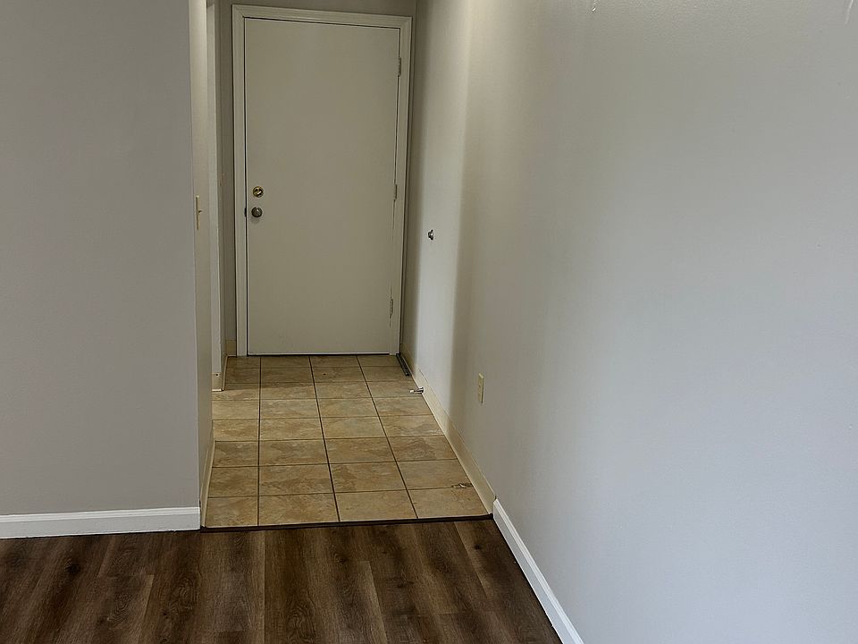 ENTRANCE WAY - KITCHEN TO THE RIGHT & LIVING ROOM STRAIGHT AHEAD