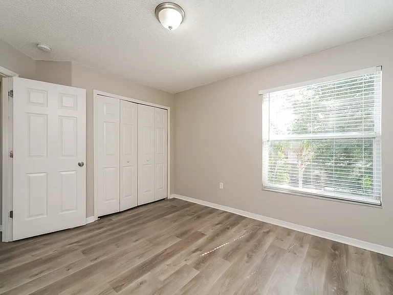 553 Brentford Ct — Photo 15