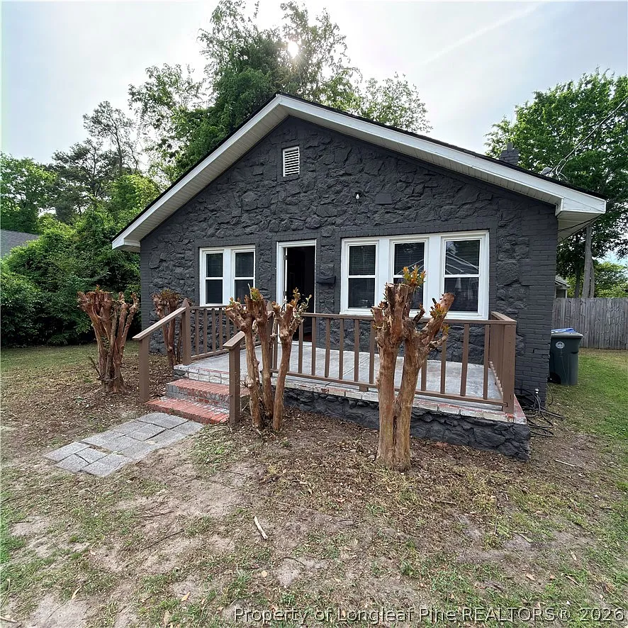 2 bed, 1.0 bath, 901 sqft, $950 — Photo 1