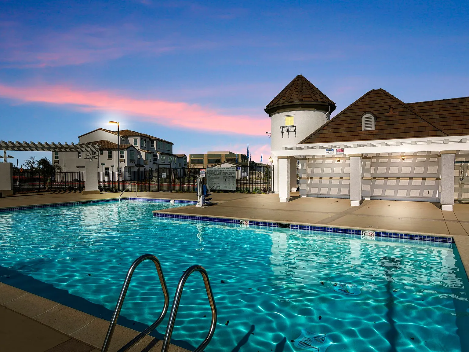Spacious Townhomes in Provence at Natomas — Photo 3
