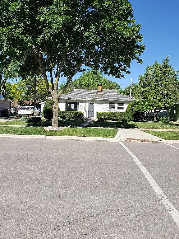 118 Schenk St photo 1