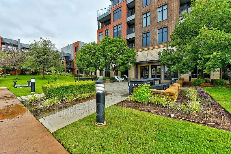 1 bed, 1.5 bath, 880 sqft, $1,595 — Photo 3