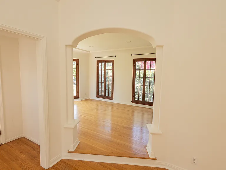 446 S La Peer Dr — Photo 8