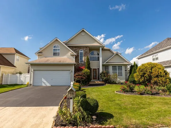 18 Peachtree, Holtsville, NY 11742