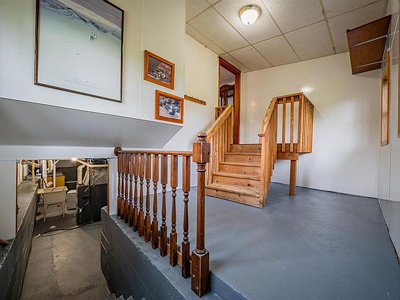 Large front entrance - mudroom