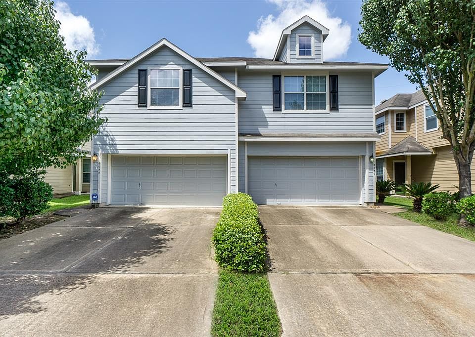 Beautiful 3/2.5 townhouse with 1725 Sq Ft built in 2006 ready for a new family.