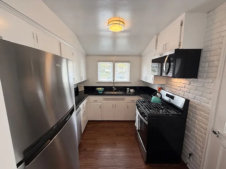 Bungalow - 1 bedroom + Office = natural wood floors, mini split a/c , new appliances, private pat... — Photo 9