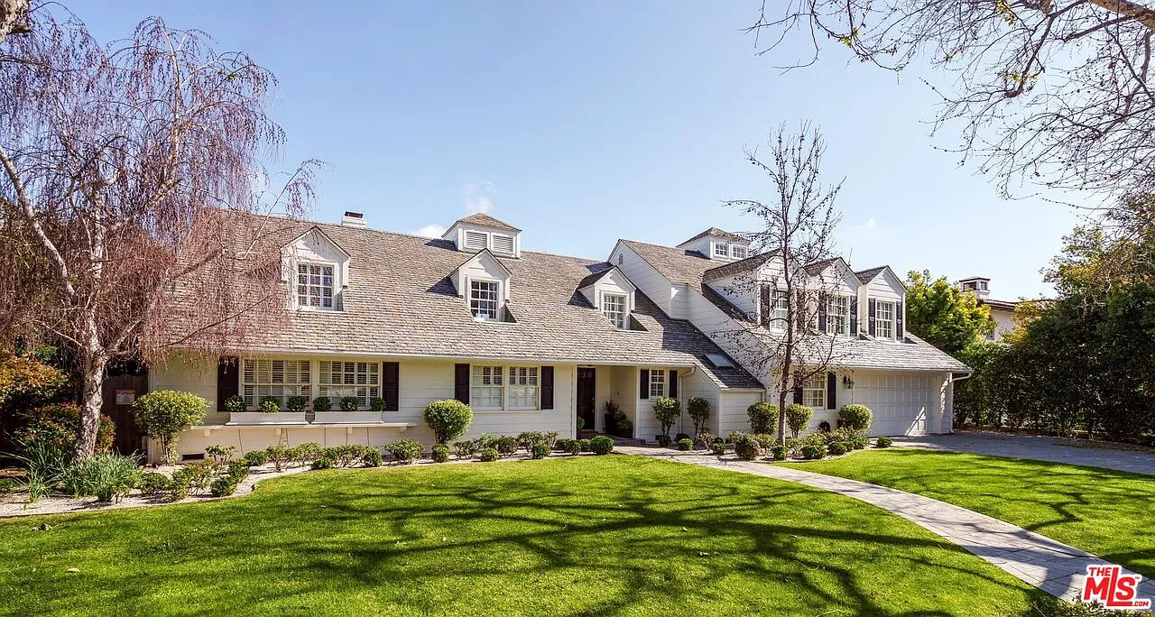 6 bed, 5.5 bath, 5240 sqft, $30,000 — Photo 2