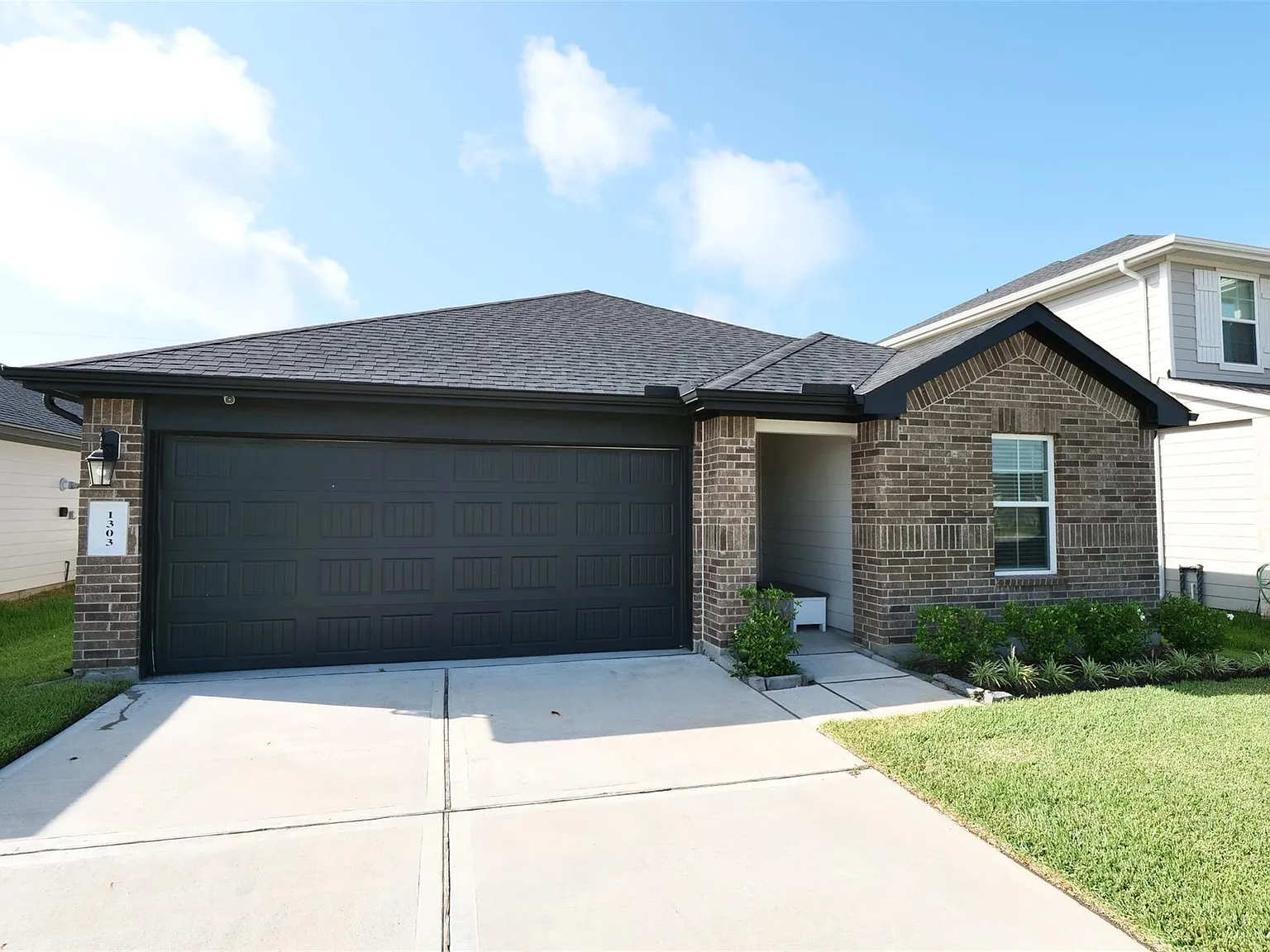 4 bed, 2.0 bath, 1807 sqft, $2,200 — Photo 2