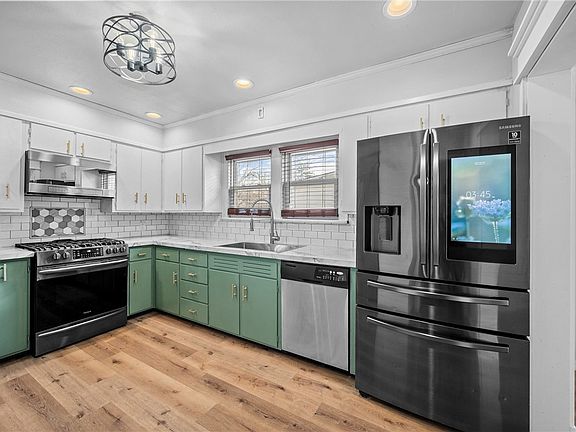 2nd image of 914 N Main