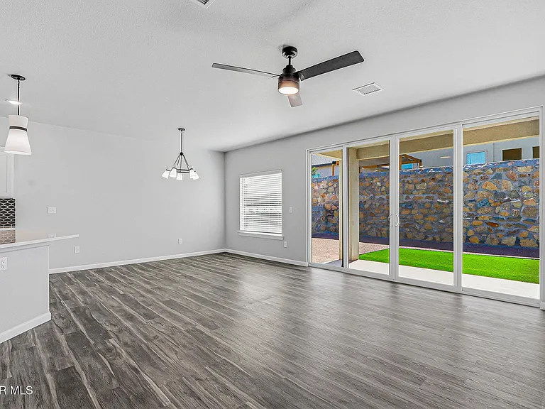 6070 Zinc Hill St — Photo 9