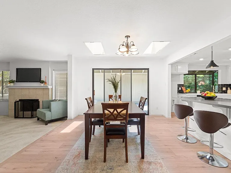 2042 University Park Dr — Photo 6