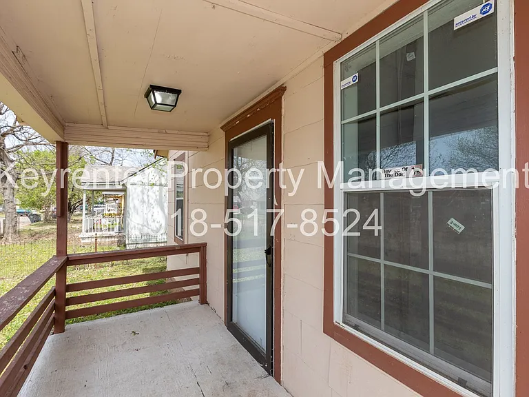 1607 N Lewis Pl — Photo 3