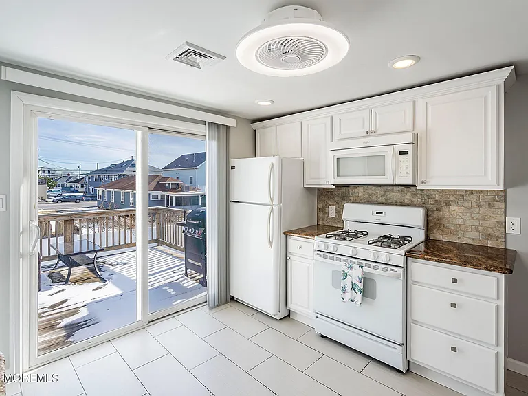 212 Randall Ave — Photo 8