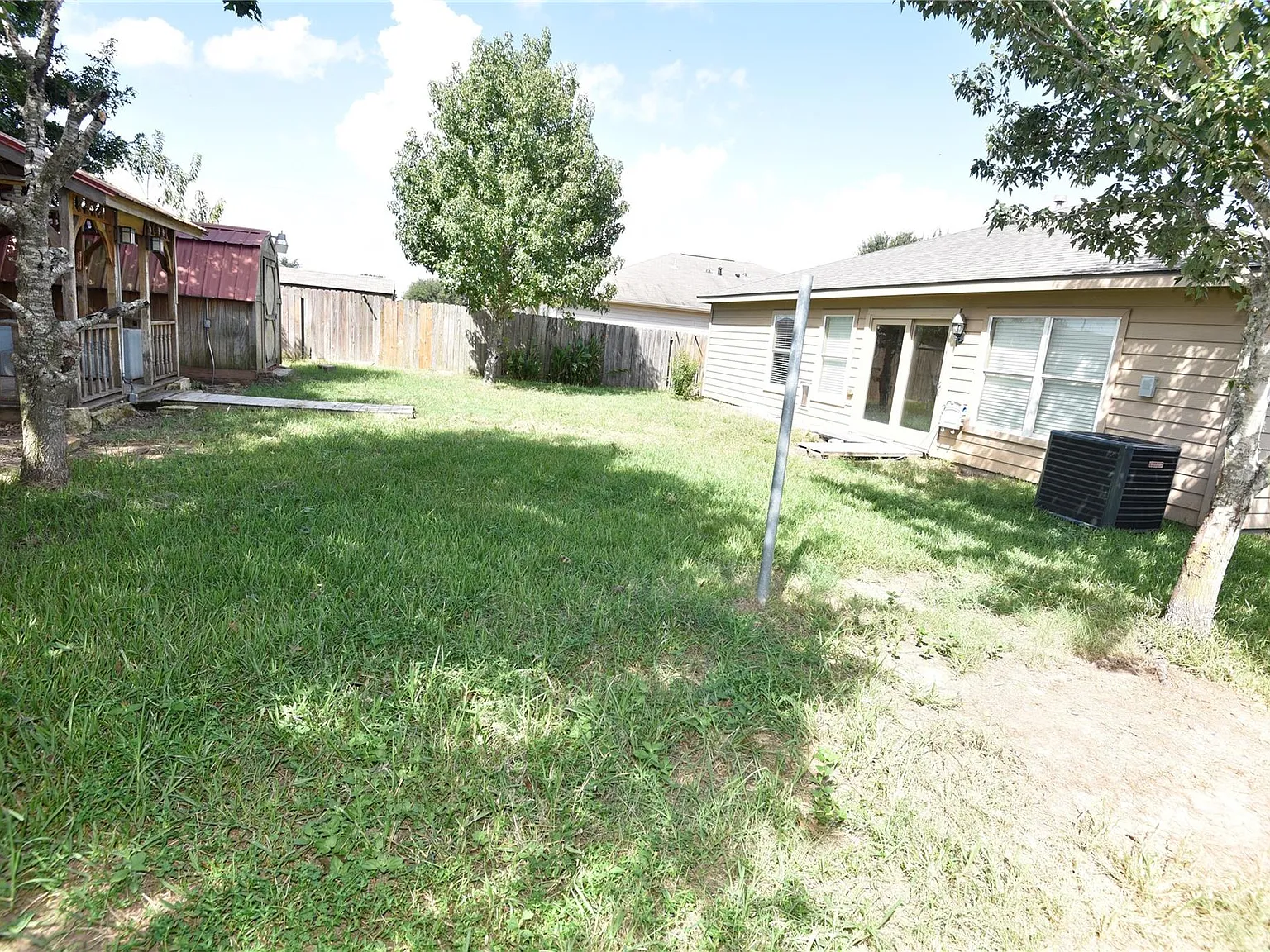 3 bed, 2.0 bath, 1261 sqft, $1,795 — Photo 3
