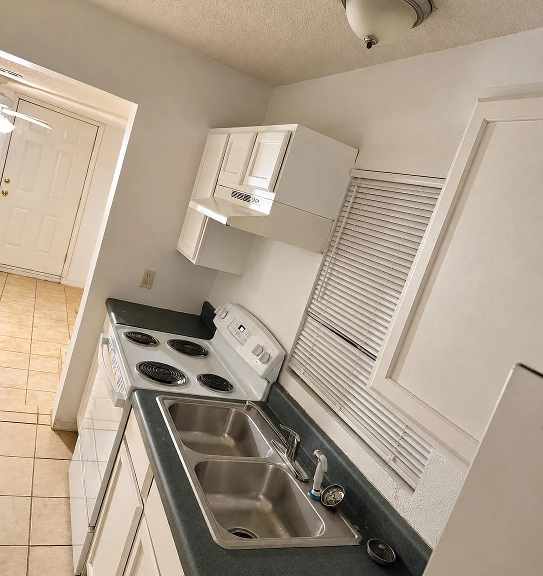 3 bed, 1.0 bath, 1700 sqft, $797 — Photo 3